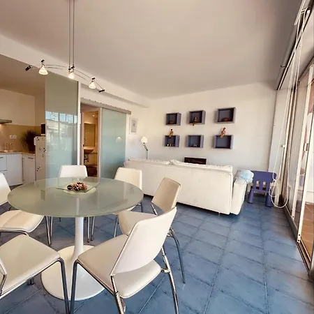Apartment With Terrace Near 2 *
